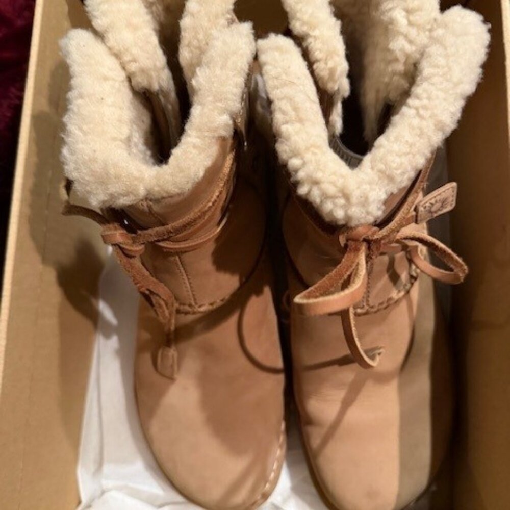 UGG Women's 11 Beige Leather Tie Ankle Boots